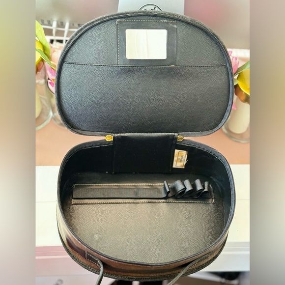 CUSTOMER APPRECIATION GIFT 💝 Vintage Fendi Cosmetic Case - Picture 10 of 13